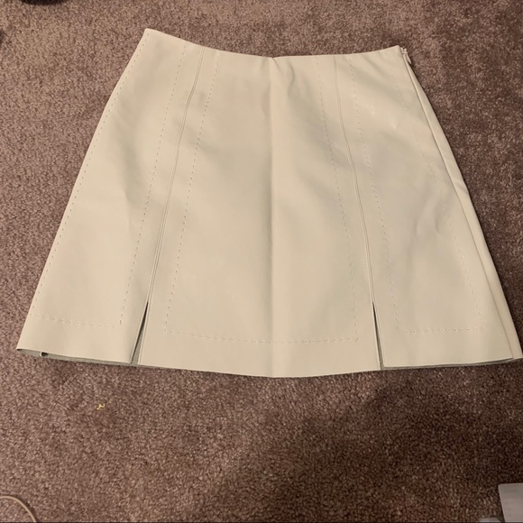 Cream faux leather mini skirt, size XS, NWT - Picture 4 of 8